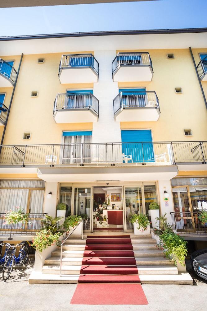 Hotel Azzorre ลิโดดิเยโซโล ภายนอก รูปภาพ