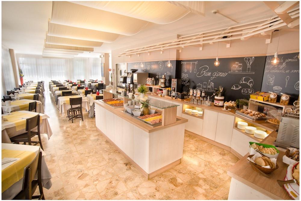 Hotel Azzorre ลิโดดิเยโซโล ภายนอก รูปภาพ