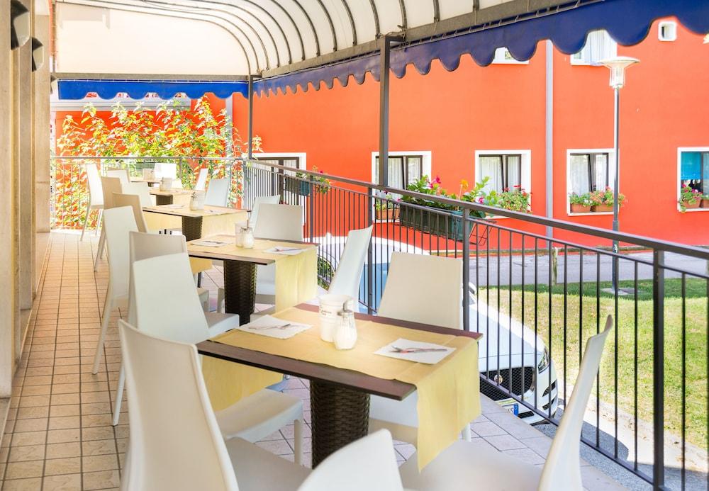 Hotel Azzorre ลิโดดิเยโซโล ภายนอก รูปภาพ