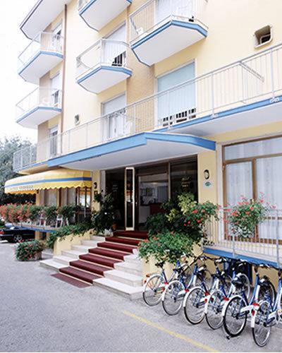Hotel Azzorre ลิโดดิเยโซโล ภายนอก รูปภาพ
